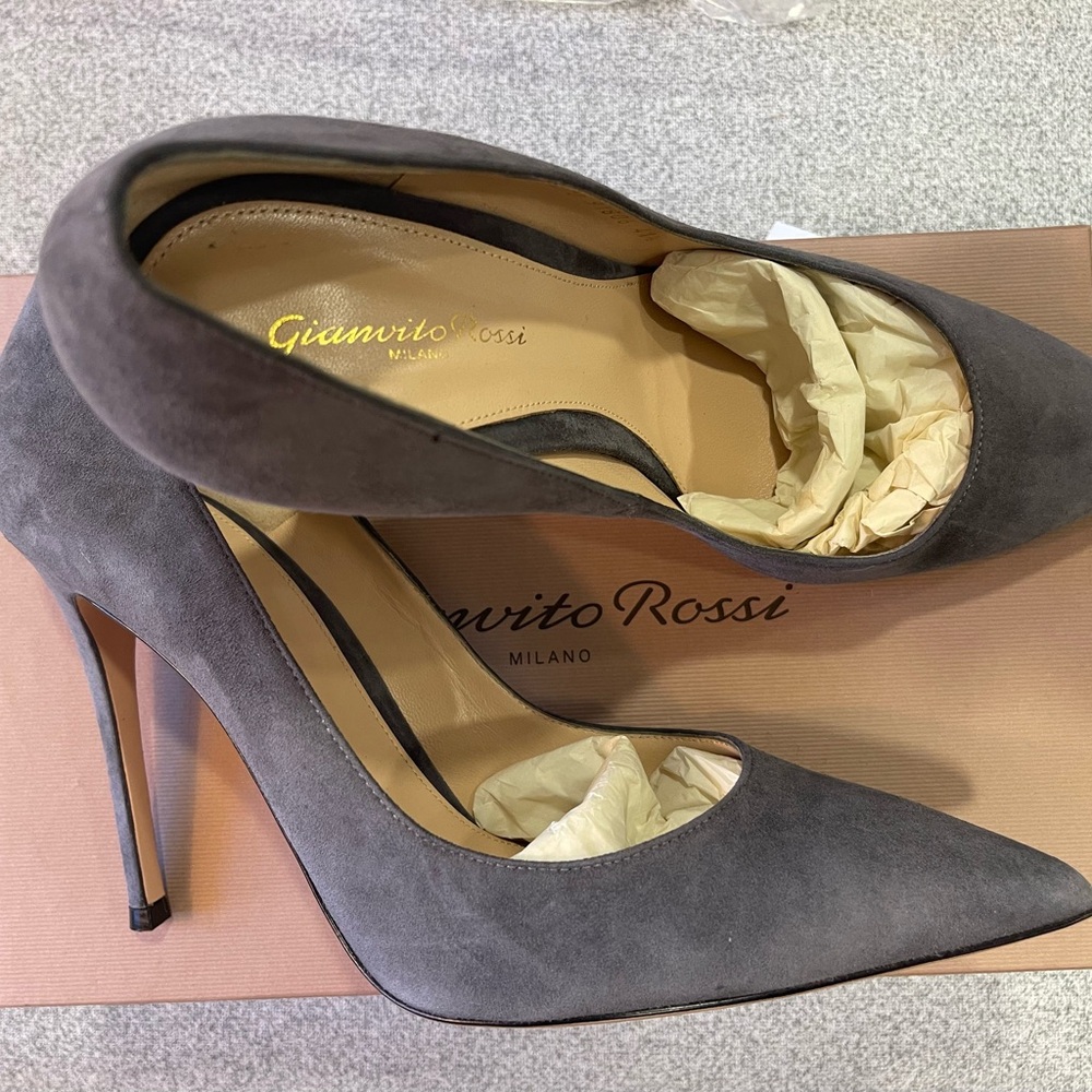 Brand NEW Gianvito Rossi Suede Gray pumps size 41.5